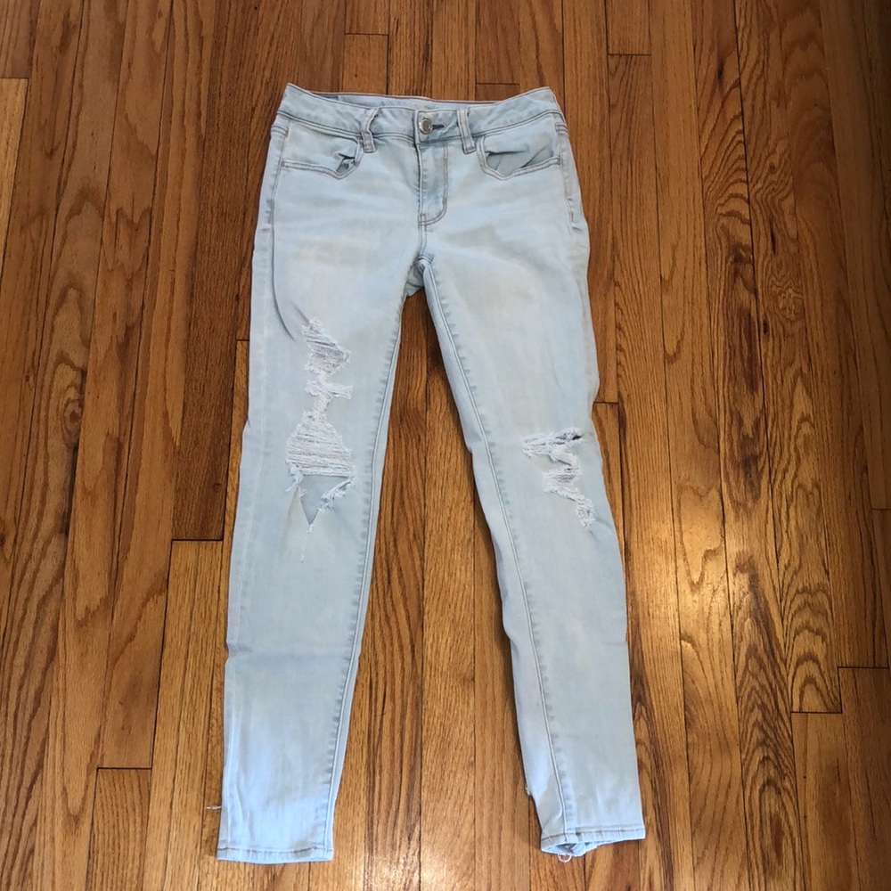 AMERICAN EAGLE // Light washed ripped jeans!